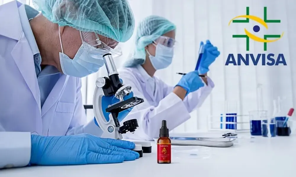 Cientistas em laboratório realizando testes clínicos na fórmula natural do Elefantol com selo de aprovação da ANVISA